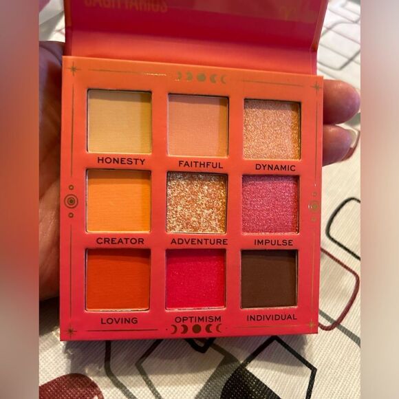 NWT/NIB Revolution palette - Picture 6 of 8